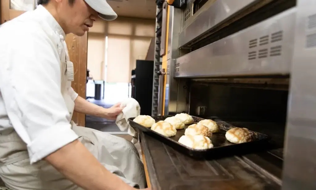 パンを焼く職人の様子